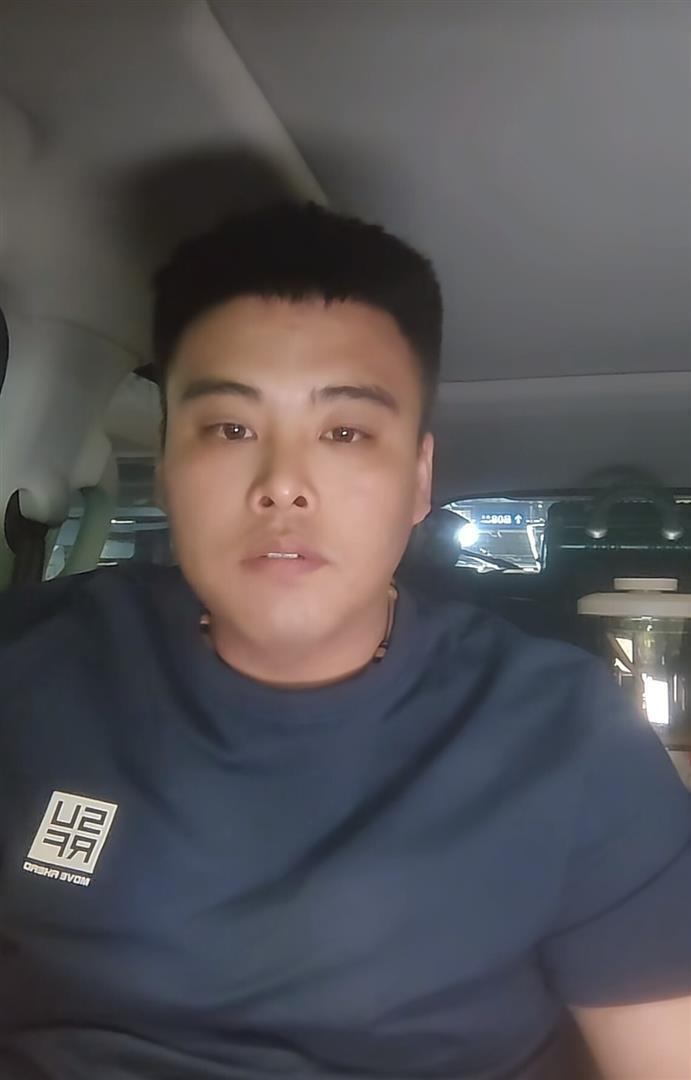 只隔20天张云鹏紧急回国 ，此事引网友非议 ，父亲继母堂哥北京接机