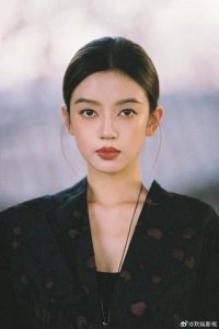 何瑞贤春日写真曝光，浅色服饰衬自然风光，气质温柔恬静