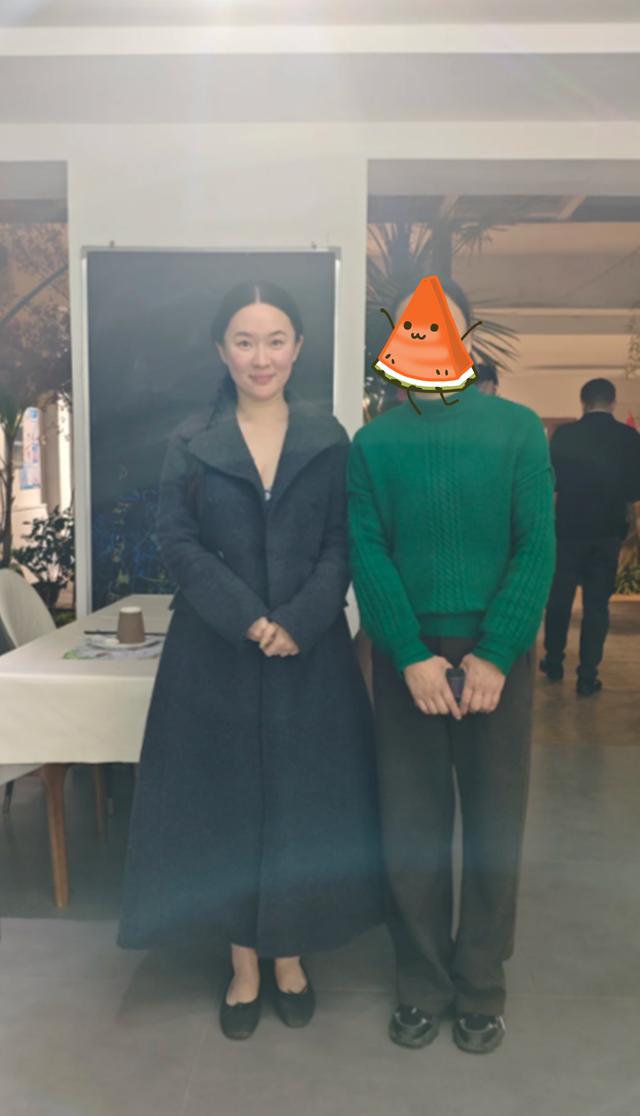 偶遇杜江夫妇，霍思燕瘦到脸颊凹陷，生图不显年轻能看出实际年纪