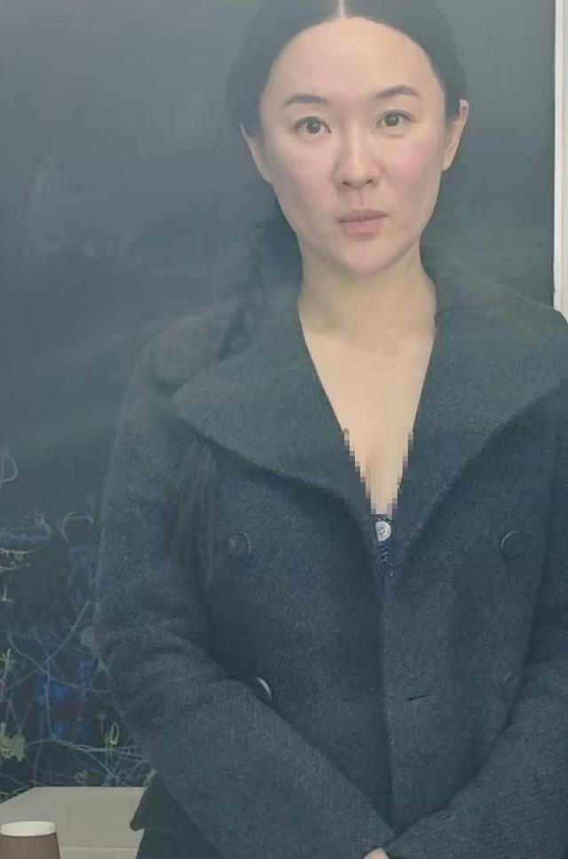 偶遇杜江夫妇，霍思燕瘦到脸颊凹陷，生图不显年轻能看出实际年纪