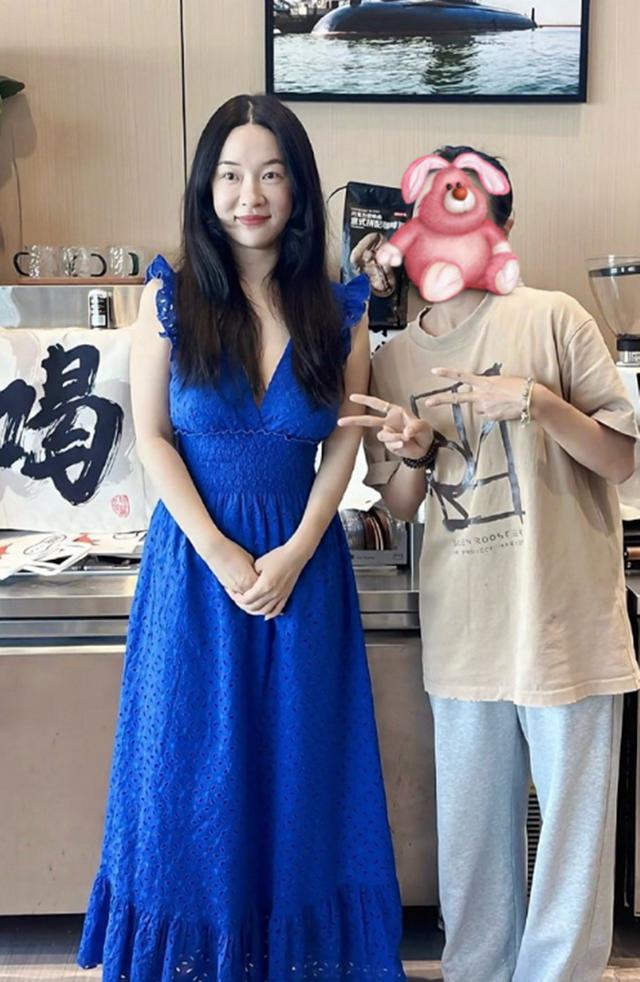 偶遇杜江夫妇，霍思燕瘦到脸颊凹陷，生图不显年轻能看出实际年纪