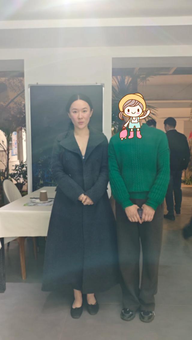 偶遇杜江夫妇，霍思燕瘦到脸颊凹陷，生图不显年轻能看出实际年纪