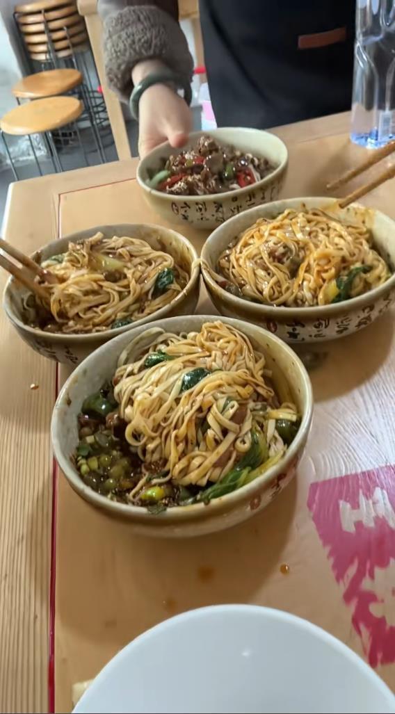 潘玮柏发视频在成都吃面，先吃“臊子蒸蛋和一碗抄手”开胃，又吃了4碗面