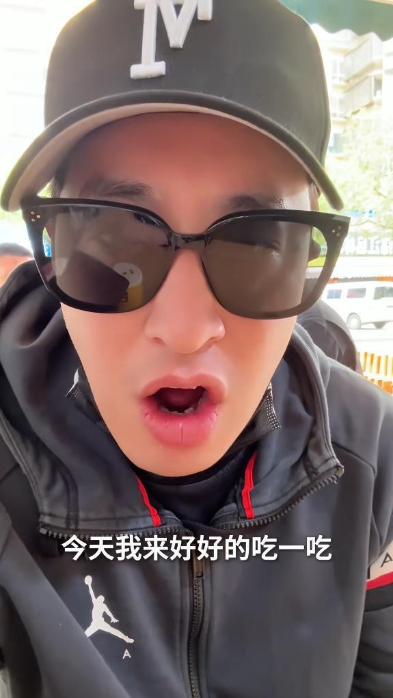 潘玮柏发视频在成都吃面，先吃“臊子蒸蛋和一碗抄手”开胃，又吃了4碗面