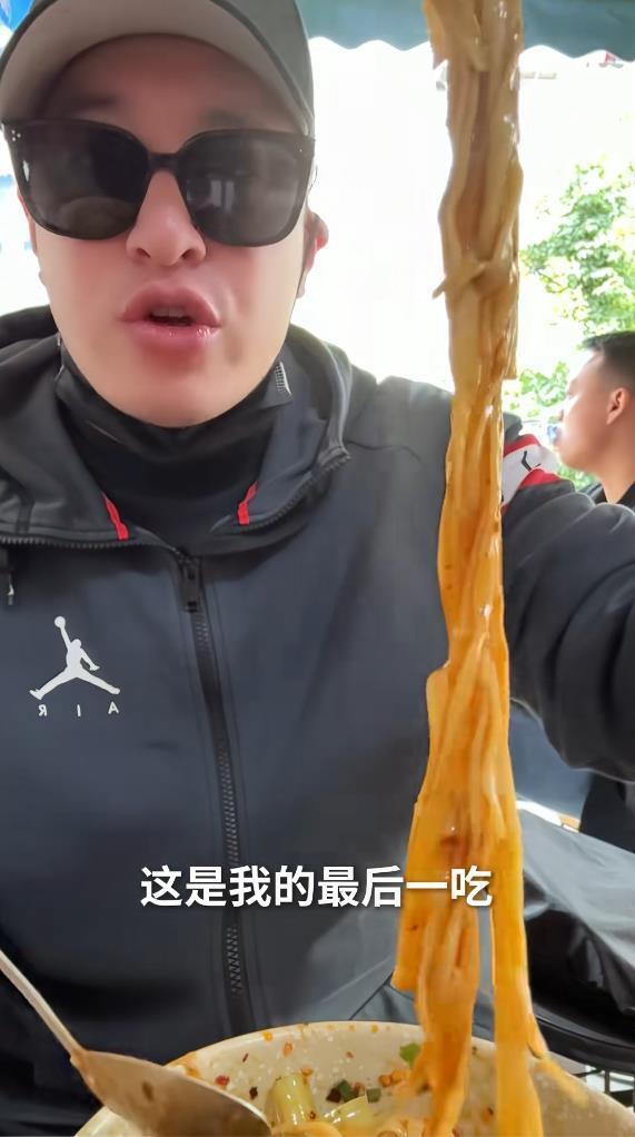 潘玮柏发视频在成都吃面，先吃“臊子蒸蛋和一碗抄手”开胃，又吃了4碗面