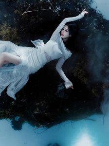 鞠婧祎穿白纱裙妆容精致 被烟雾缭绕仙气足