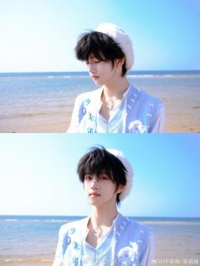 张函瑞海边写真曝光 休闲装扮笑容灿烂