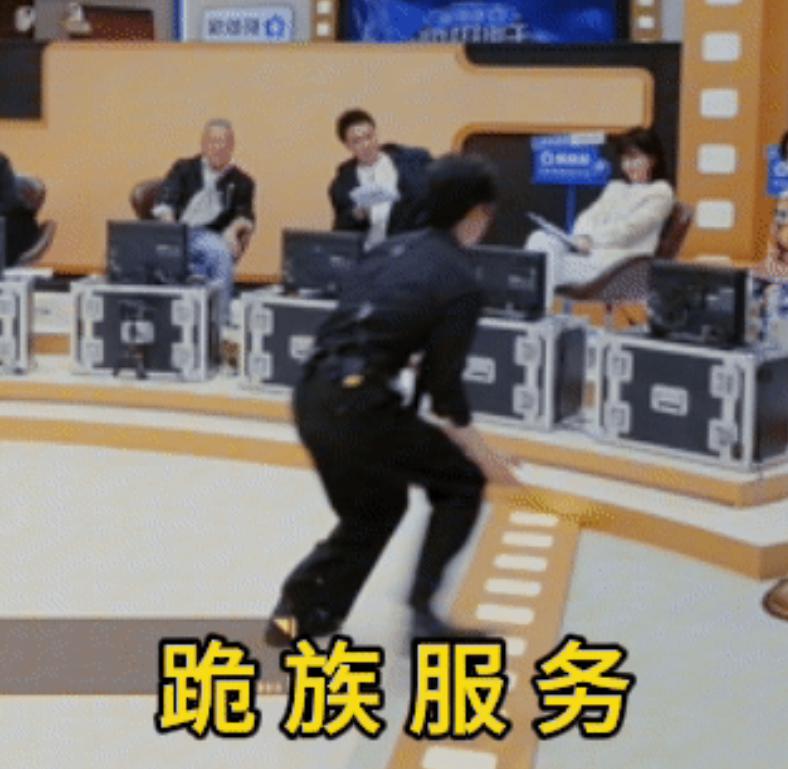 男星综艺下跪“求爱”刘晓庆，刘晓庆被吓懵，两人年龄相差44岁