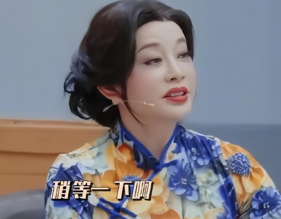 男星综艺下跪“求爱”刘晓庆，刘晓庆被吓懵，两人年龄相差44岁