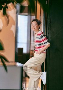 叶童分享周末随拍，简约穿搭尽显从容优雅气质