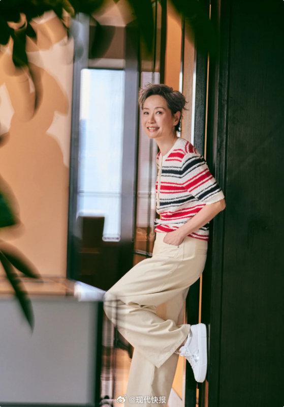 叶童分享周末随拍，简约穿搭尽显从容优雅气质