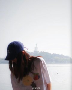 刘雯戴棒球帽漫步北海 笑容鲜活随性治愈