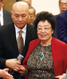陈丽华去世，留下470亿给迟重瑞及仨子女，男方放弃生育相伴36年
