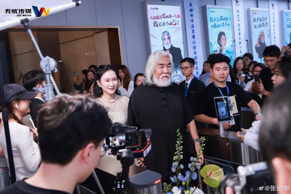 张纪中吐槽妻子比较强势，“嘴上说不爱管，实际上非管不可”
