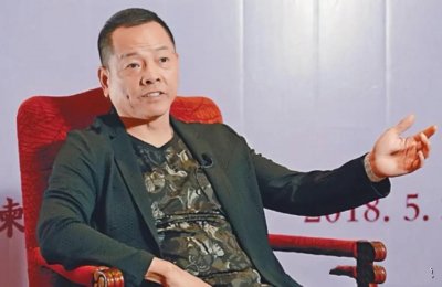 70岁崩牙驹澳门祭祖，穿花衬衫吃80元汤面不怒自威，儿子身材壮硕