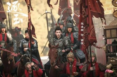 严屹宽力挺张凌赫：被骂“粉底液将军”，未必是坏事