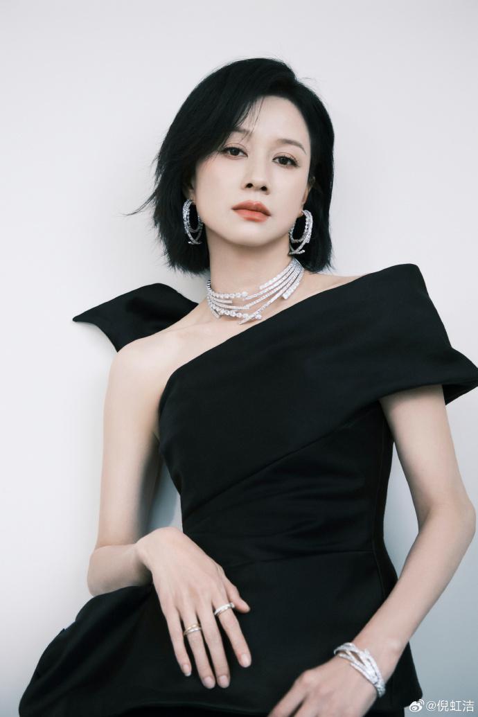 演员倪虹洁自曝曾被迫接戏还债：有一年年初二一天拍了42场戏，