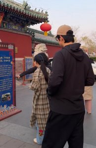 金莎带婆婆度假，主动挽她手臂把婆婆当亲妈一样亲近，孙妈好年轻