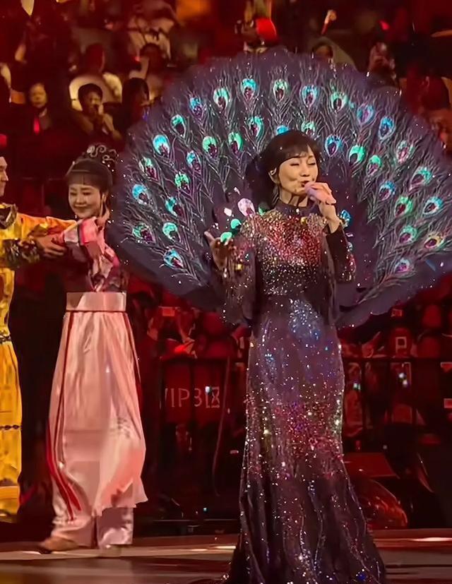 81岁潘迎紫成都登台再现武则天，机场跳起飞吻粉丝，网友惊叹“比我还有活力”