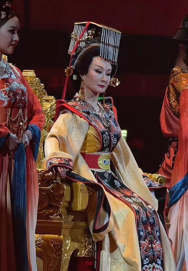 81岁潘迎紫成都登台再现武则天，机场跳起飞吻粉丝，网友惊叹“比我还有活力”