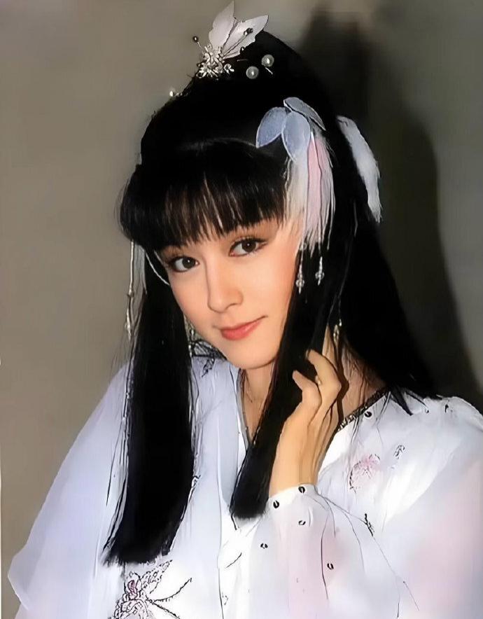81岁潘迎紫成都登台再现武则天，机场跳起飞吻粉丝，网友惊叹“比我还有活力”