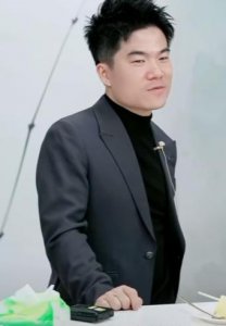 董宇辉复播：清空微博、直播暗讽“新闻收钱”，这算回应了吗？