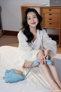 王鸥穿米白色家居服 秀白皙美腿性感吸睛