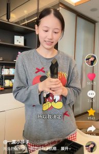 网红一栗小莎子因癌症剃光头，老公也理光头，儿子的举动惹泪目