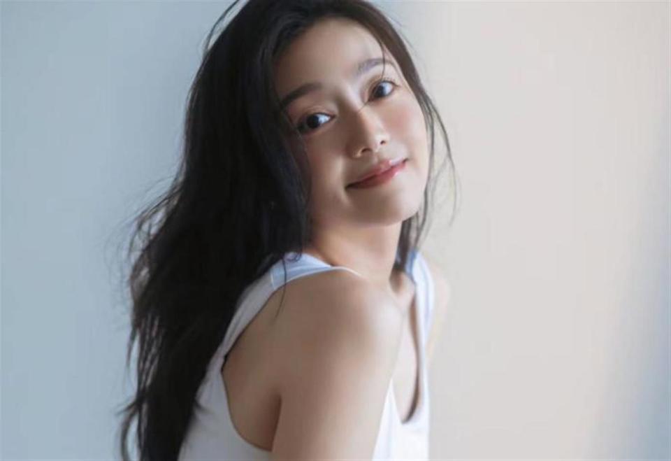 周渝民妻子宣布复出，退圈10年大方秀身材，曾惨遭闺蜜诈骗
