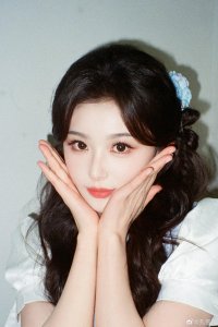 孔雪儿居家随拍曝光，身穿休闲装尽显日常慵懒感，笑容甜美状态放松
