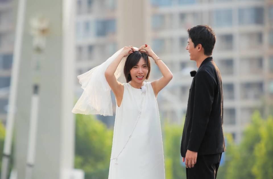 张婉婷不离婚，直播自曝家暴：“你们不知道我把他打成什么样” 网友：祝福，锁死