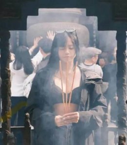 网红旅游拜佛因性感穿搭引争议 网友：香都没点燃