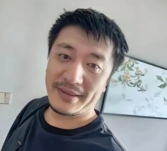 张雪峰账号再次开播，背景和之前一模一样，人却换成了他