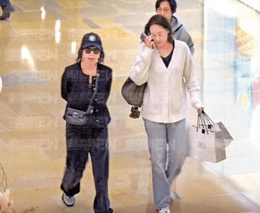 60岁刘嘉玲素颜现身名店购物，十分钟买了两袋，身家逾10亿随便买