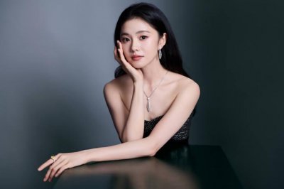 刘浩存穿黑丝绒长裙贵气十足 自信又优雅