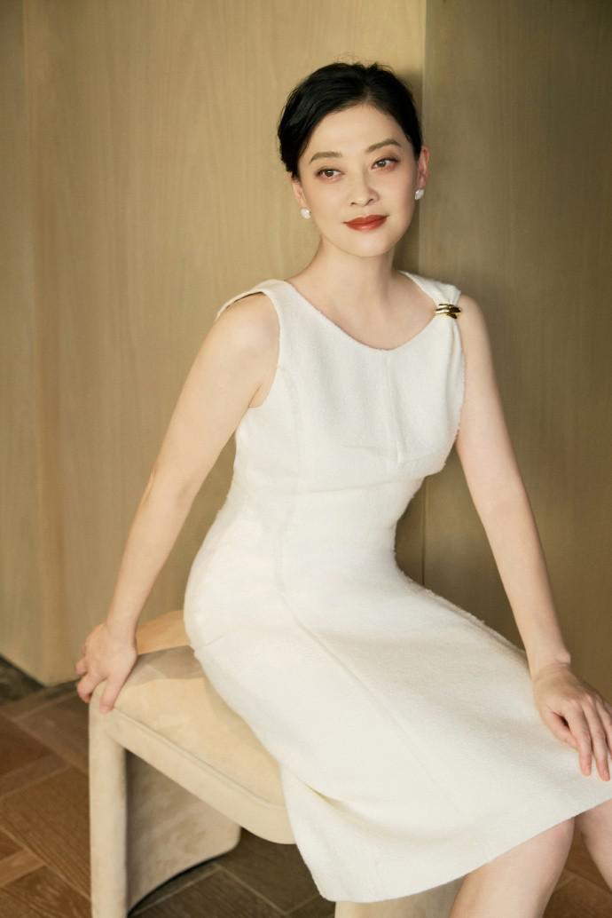 梅婷新换了半扎发型年轻20岁，穿T恤+阔腿裤，美得像换了个人