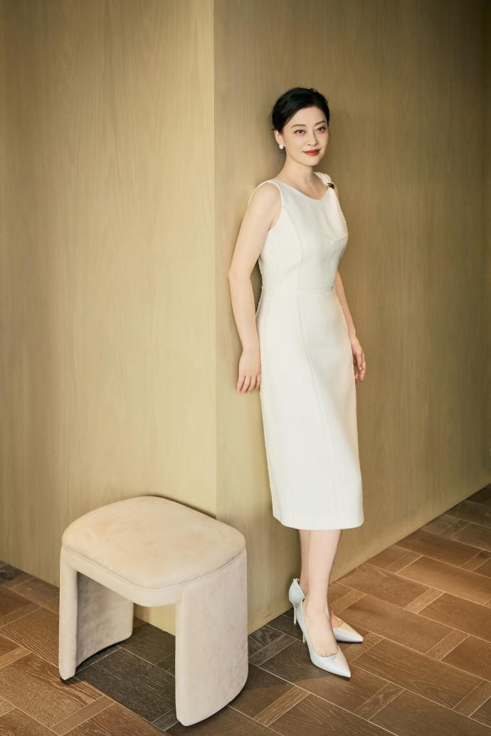 梅婷新换了半扎发型年轻20岁，穿T恤+阔腿裤，美得像换了个人