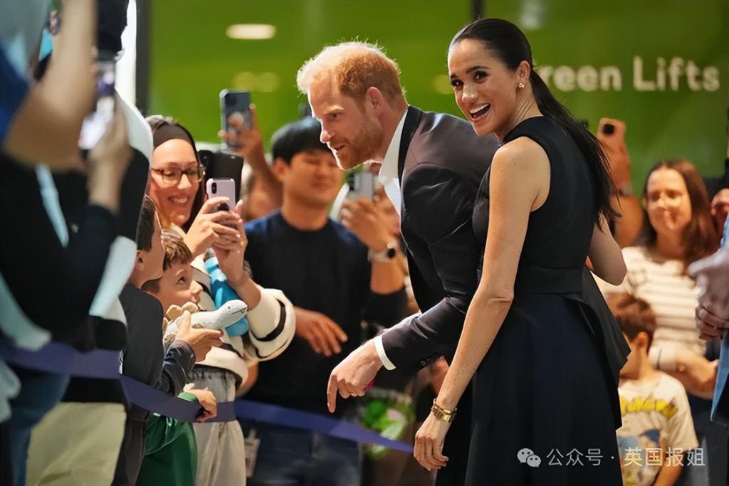 哈里梅根接商演大赚？梅根每天造型挂小黄车带货，网友：伪王室！