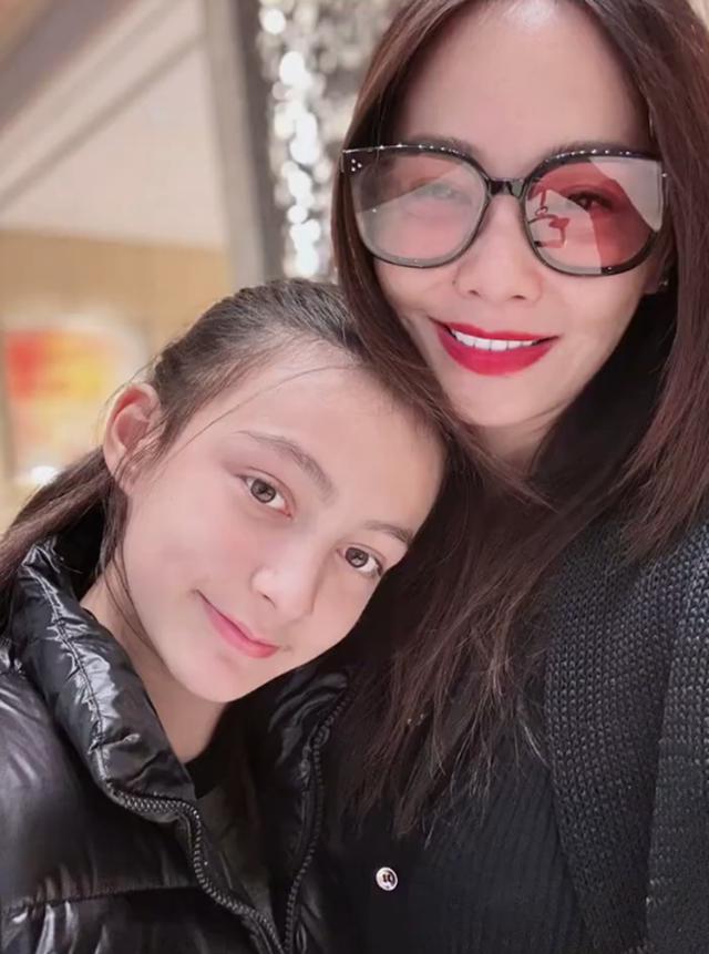 马雅舒晒与儿女合照，49岁看着像30，米雅姐弟颜值碾压一众星二代