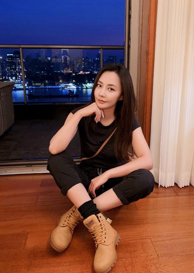 马雅舒晒与儿女合照，49岁看着像30，米雅姐弟颜值碾压一众星二代