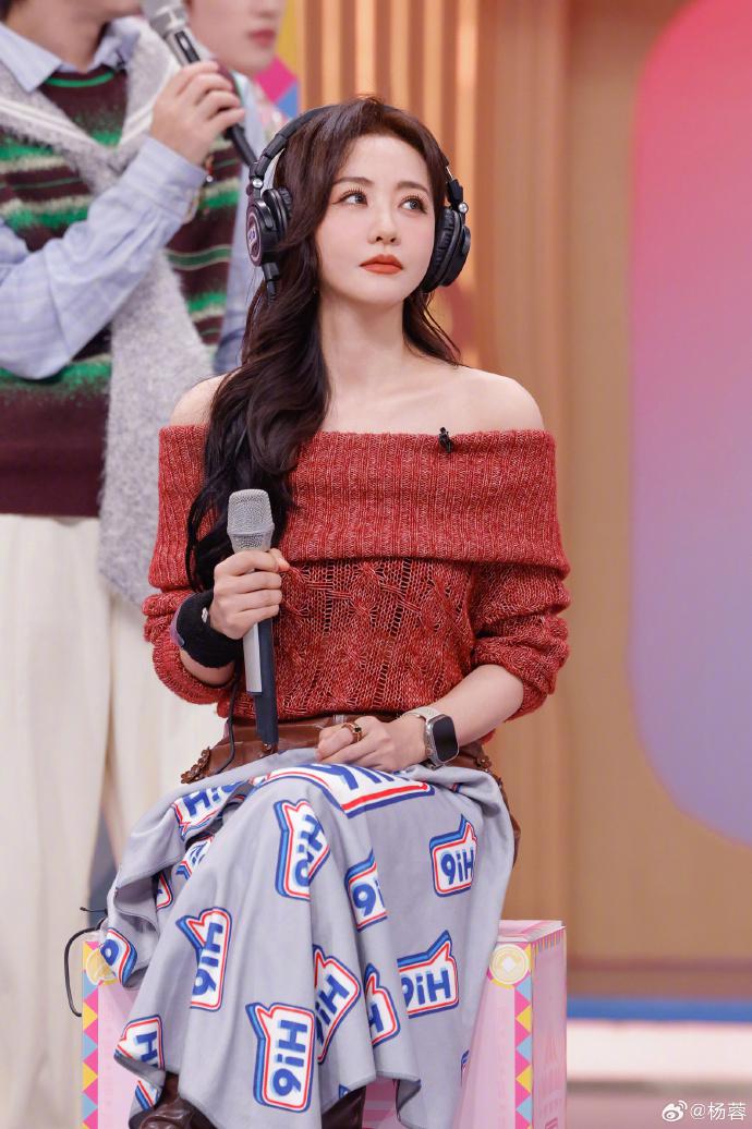 演员杨蓉晒烫伤后疤痕恢复照，称“带疤的脸很酷”