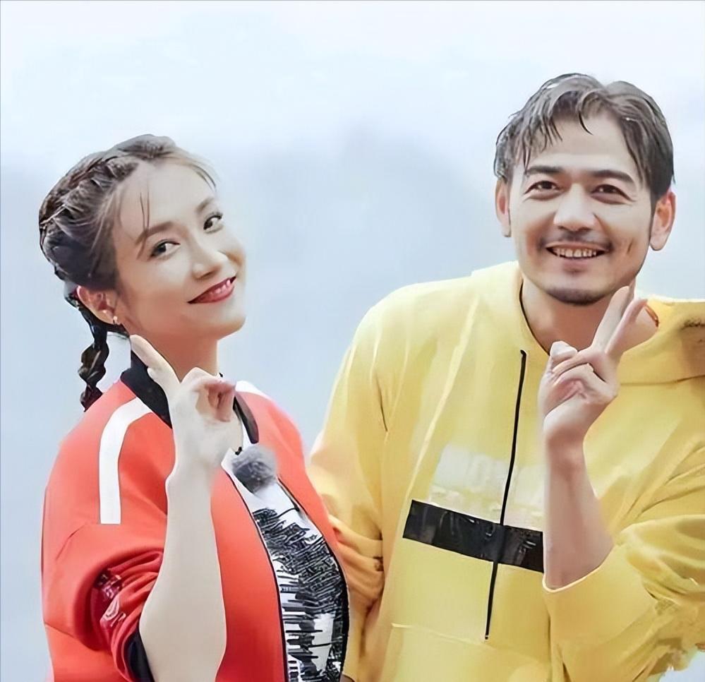 杨烁近况曝光，与妻子同框引热议
