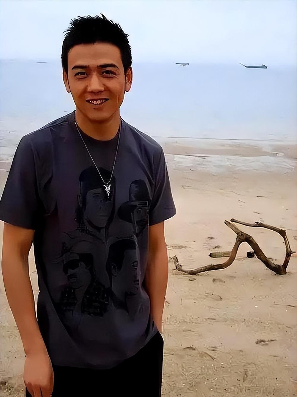 杨烁近况曝光，与妻子同框引热议