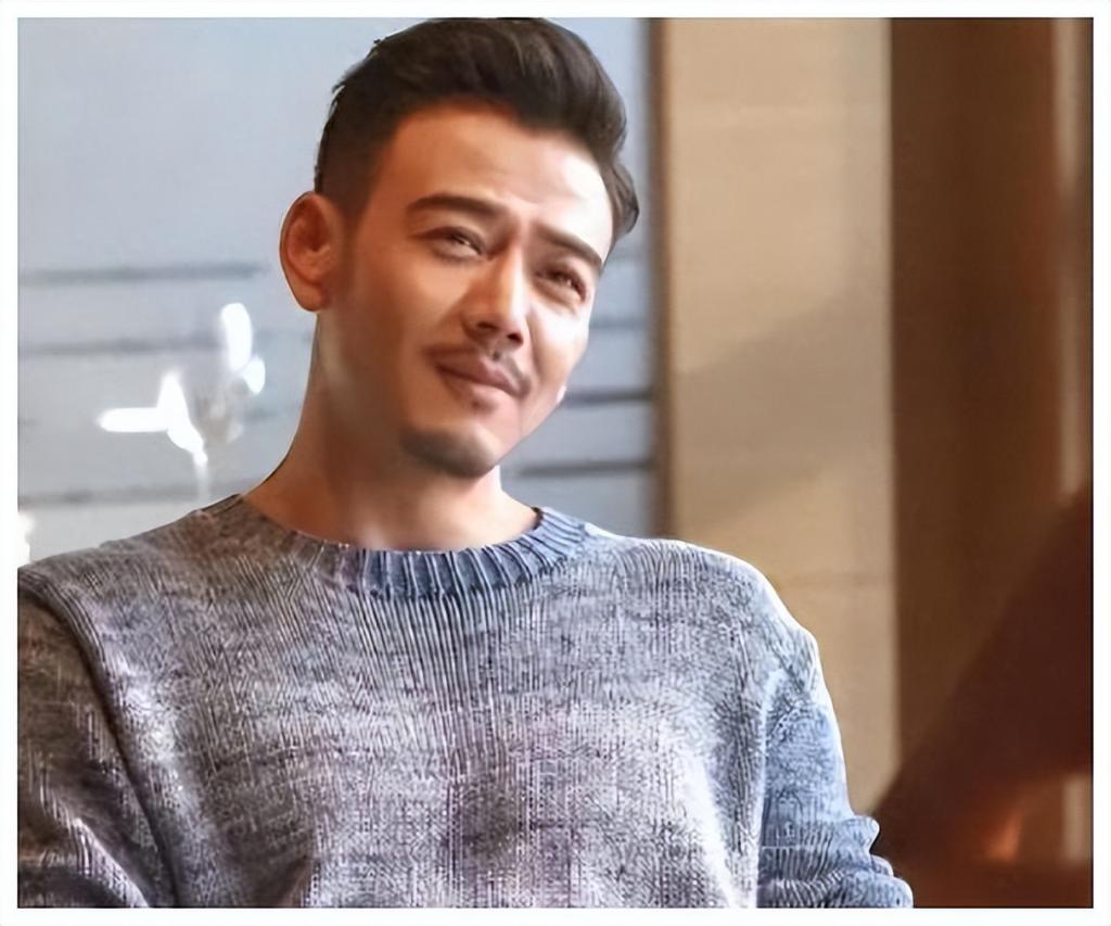 杨烁近况曝光，与妻子同框引热议
