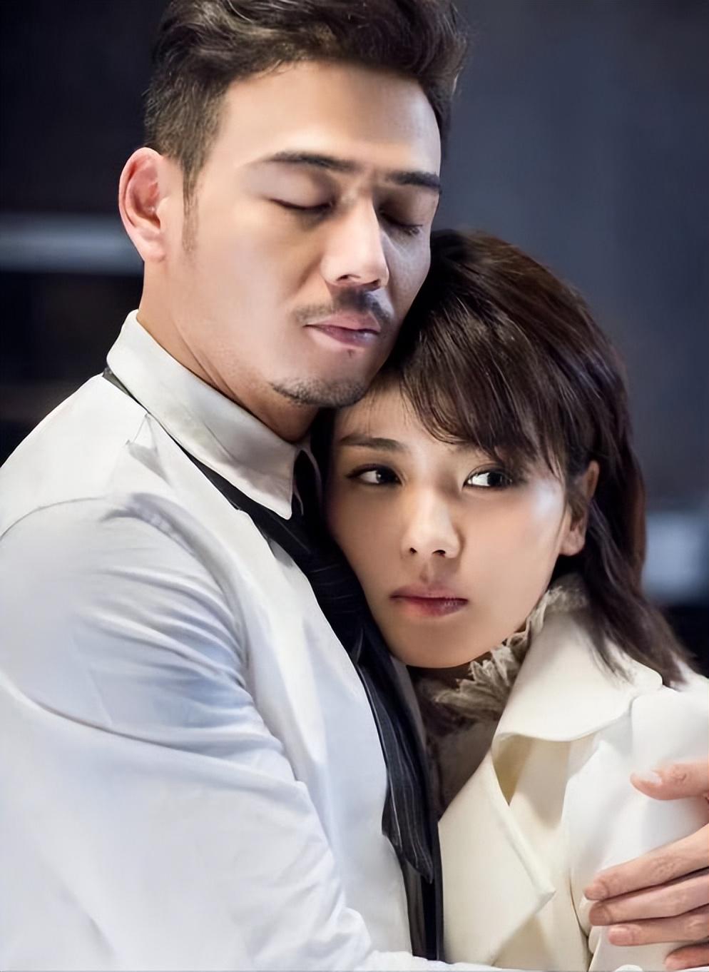 杨烁近况曝光，与妻子同框引热议