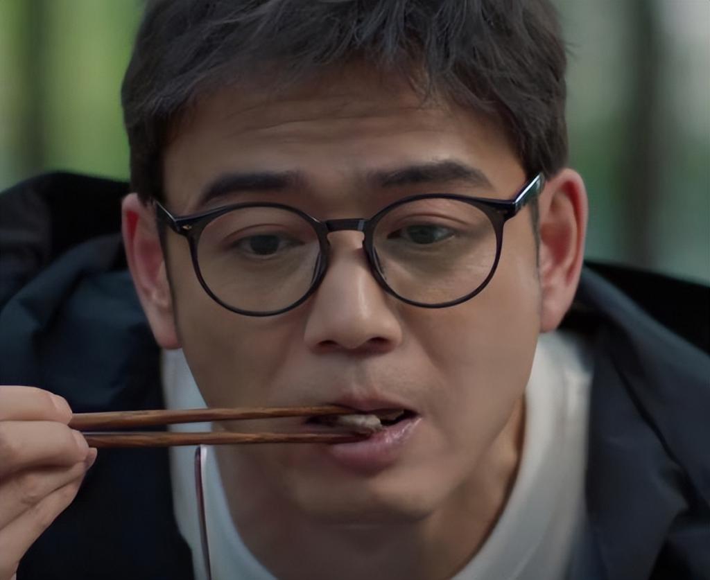 杨烁近况曝光，与妻子同框引热议