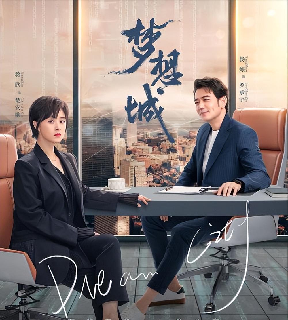 杨烁近况曝光，与妻子同框引热议