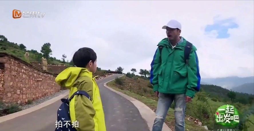 杨烁近况曝光，与妻子同框引热议