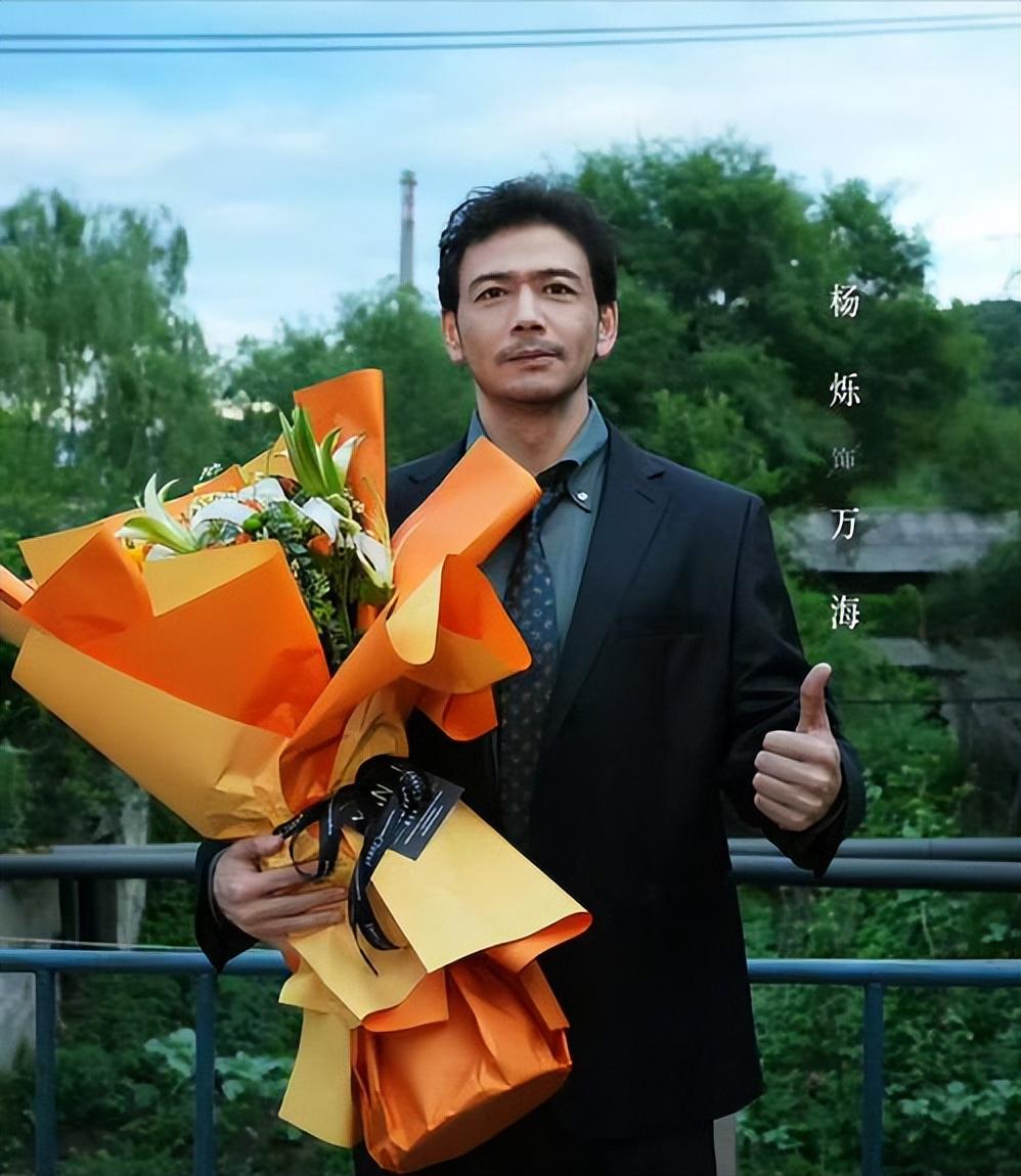 杨烁近况曝光，与妻子同框引热议