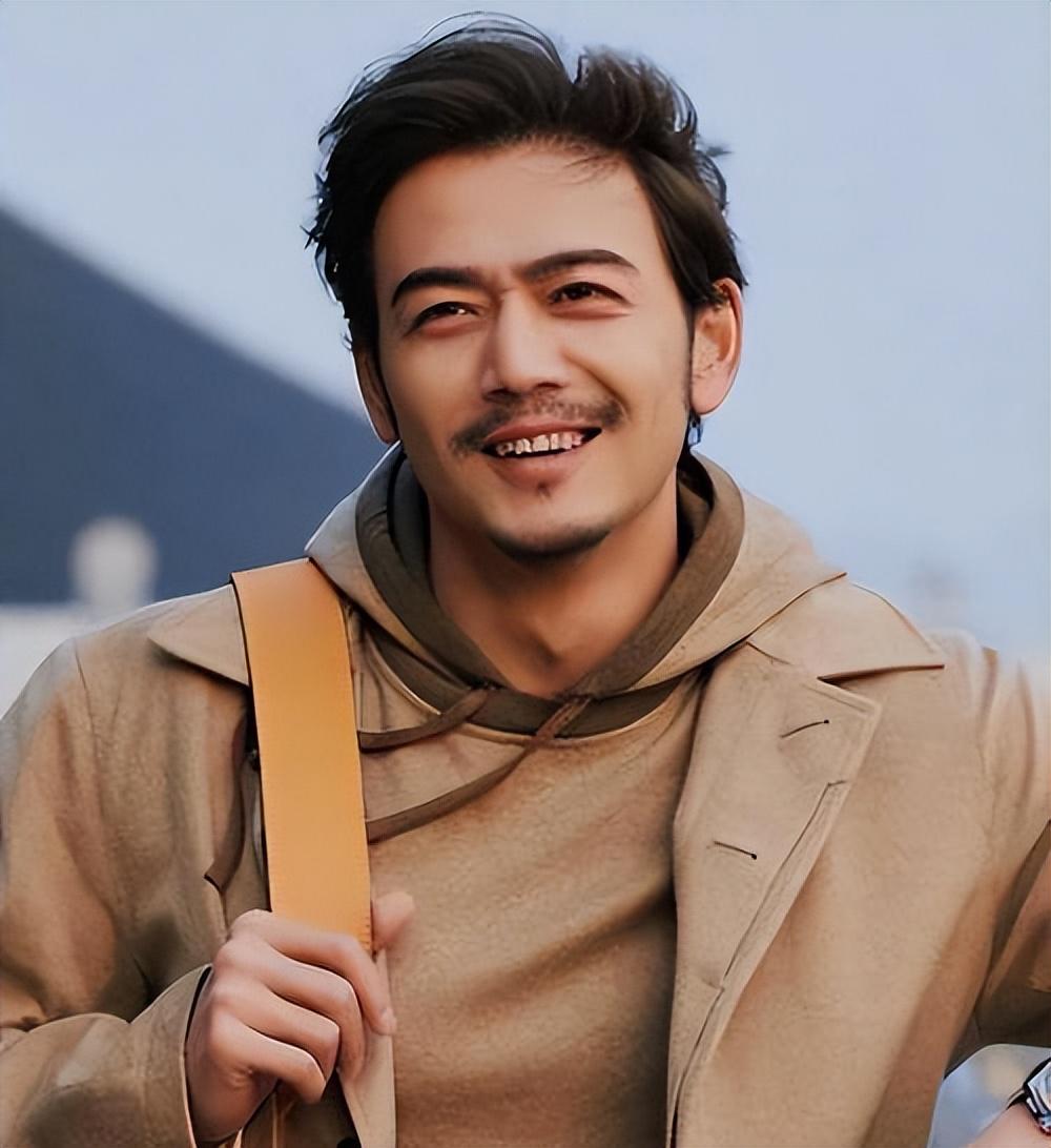 杨烁近况曝光，与妻子同框引热议